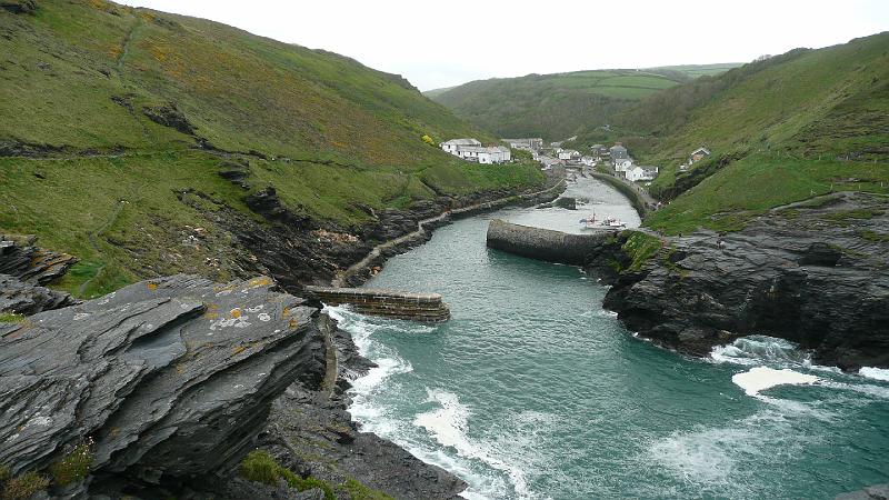P1000919- Bostcastle.JPG - Bostcastle port minuscule caché au fond des falaises qui fut gravement inondé durant l'été 2004